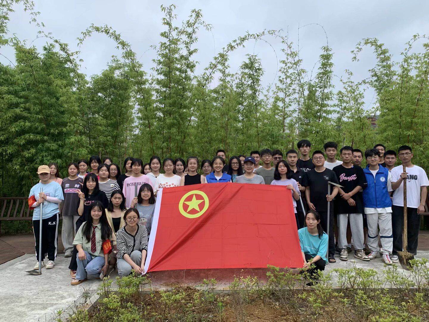 按摩视频
团委开展“花美校园”志愿活动