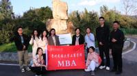 按摩视频
MBA学生开启移动课堂之探索贵州古茶树之乡的商业智慧